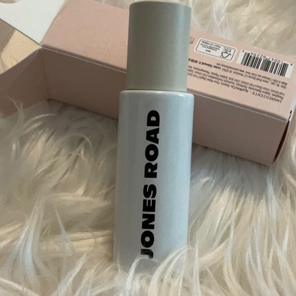 Jones Road Multivitamin Serum in Pink Box - Picture 2 of 4